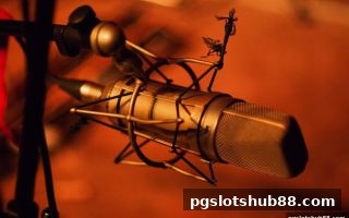 pg电子平台：老虎机与足球直播的深度整合玩法解析